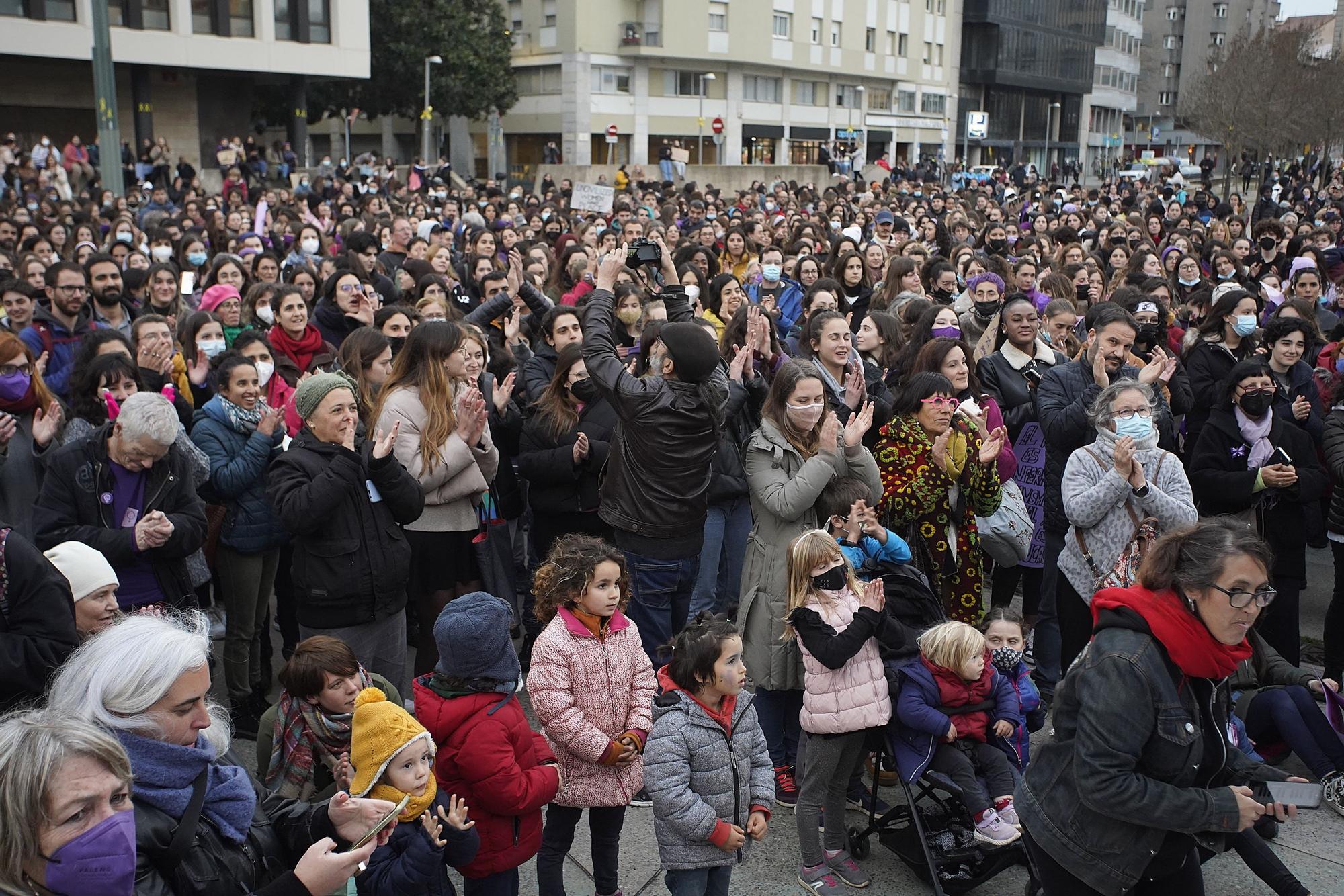 Més de 1.500 persones participen en la manifestació feminista del 8-M a Girona