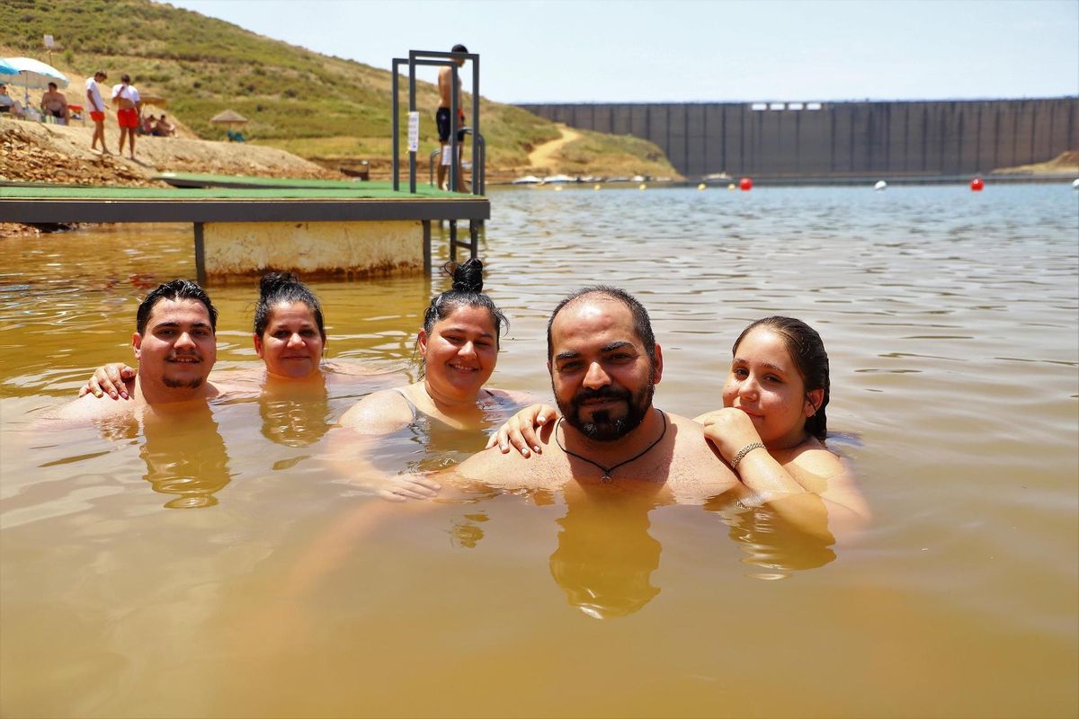 Cordobeses bañándose en La Breña.
