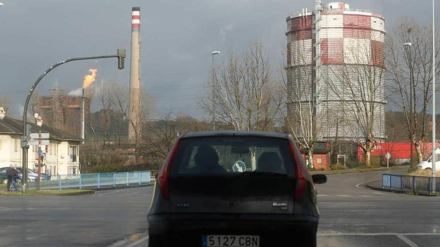 Las baterías de coque y uno de los gasómetros, vistos desde Llaranes.