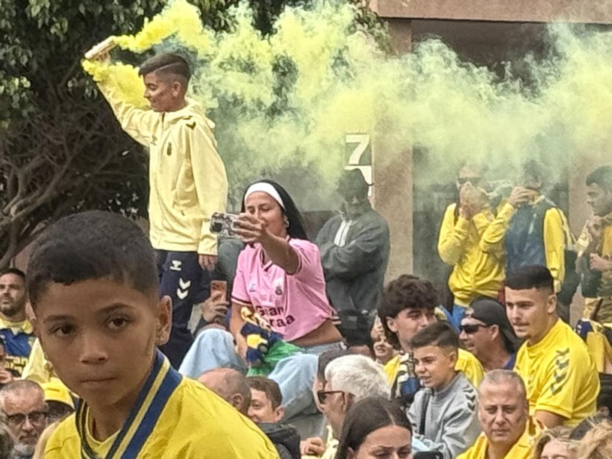 Un niño con una bengala en el paso de la UD, esta tarde, en Fondos de Segura.