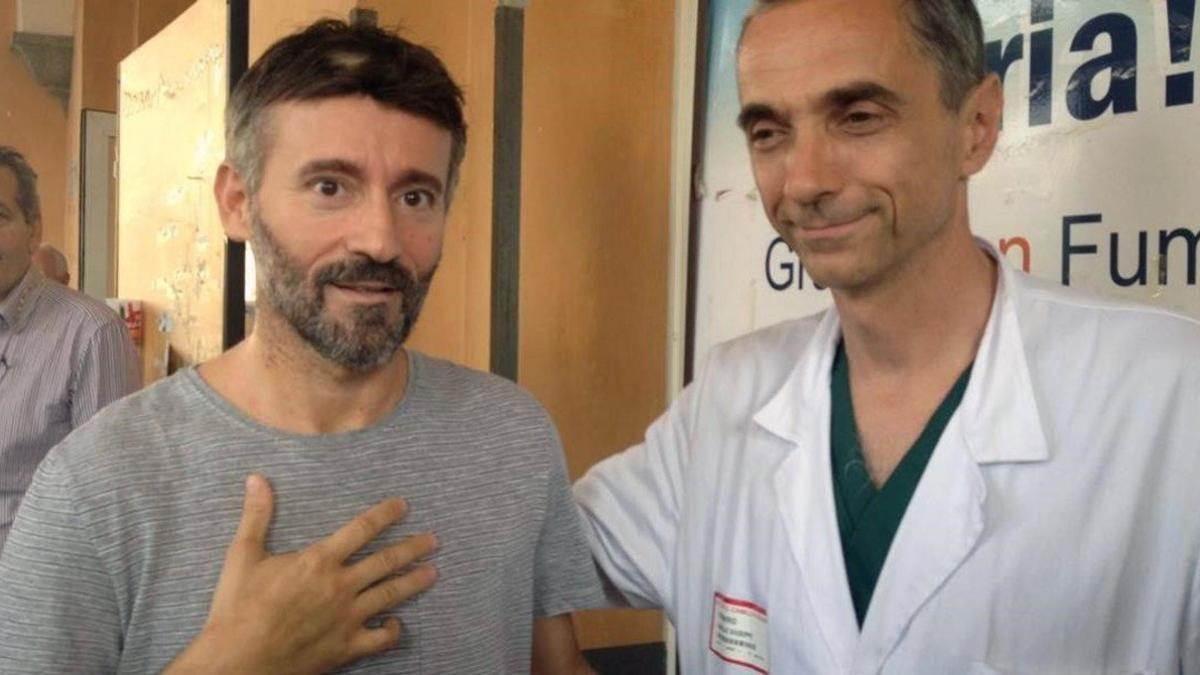 El piloto italiano Max Biaggi se despide de uno de los médicos que le salvaron la vida en el hospital de Roma donde fue internado hace 19 días.