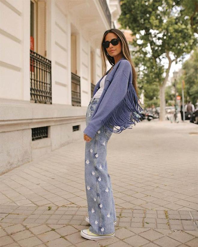 María Fernández Rubíes con vaqueros estampados con flores de Sandro