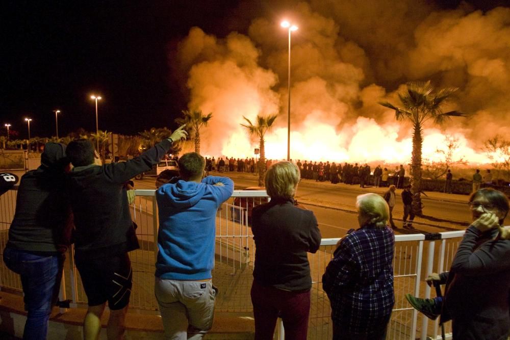 Un incendio obliga a desalojar el camping de Almenara