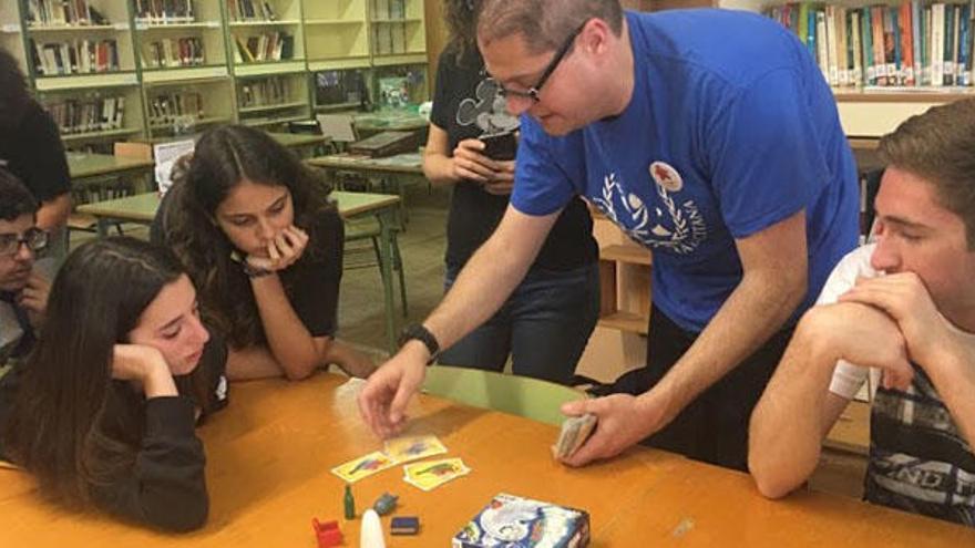 El 7 de mayo, Iván Baena e Isabel Umbría impartieron un taller de juegos en el IES Playamar para el alumnado del proyecto Erasmus+.