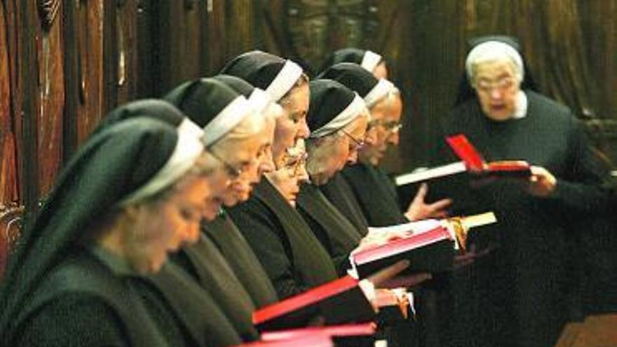 Monjas benedictinas de las Pelayas, durante uno de sus cantos.