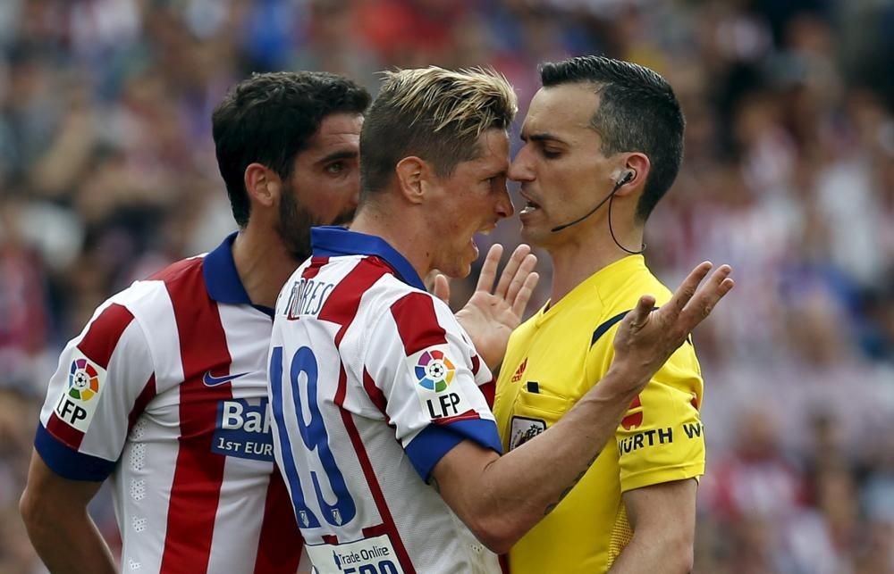 Torres se ha convertido en uno de los emblemas de la afición del Atlético. En esta fotografía, se encara con el colegiado junto a Raúl García.