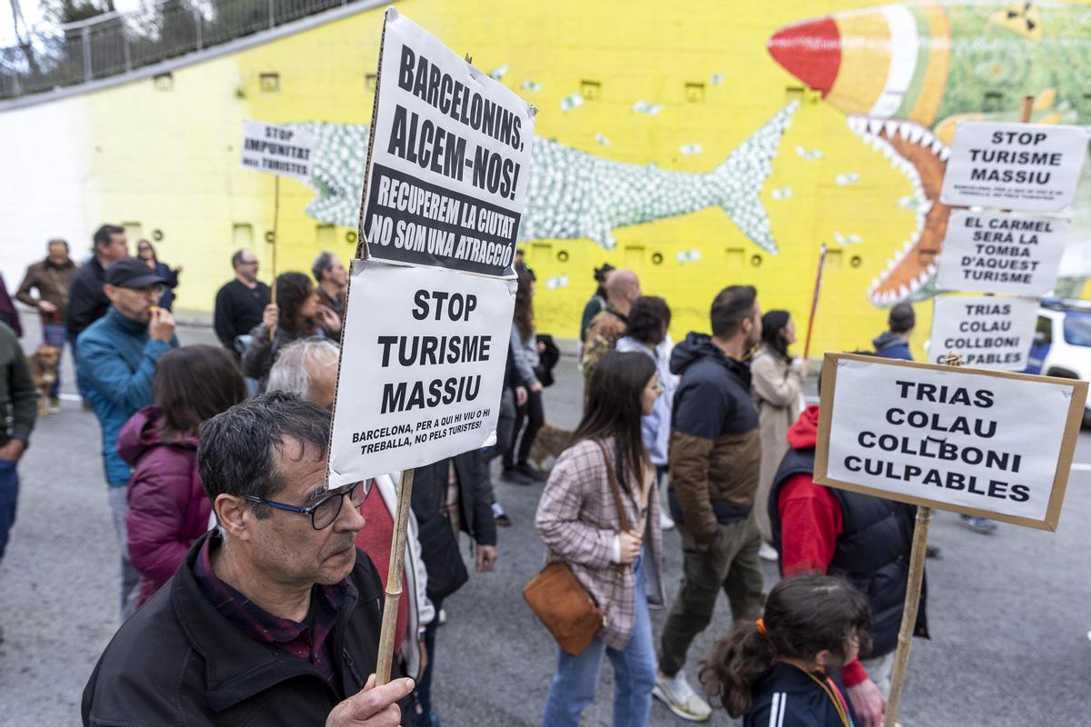 Manifestación contra el turismo en los búnkeres del Turó de la Rovira