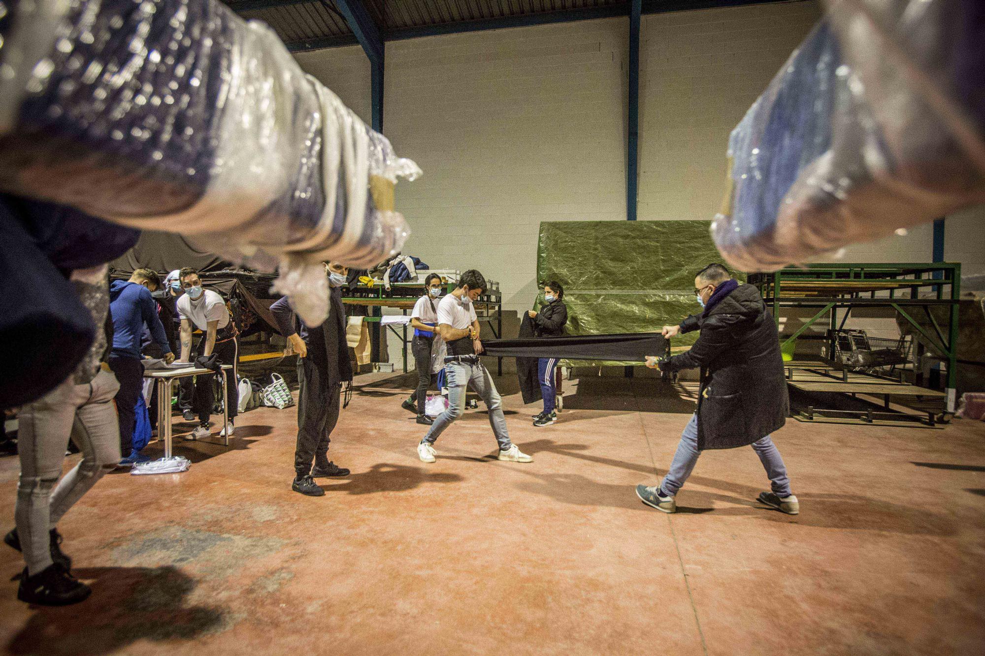 La hermandad de la Humildad y la Paciencia enseñan a los nuevos costaleros