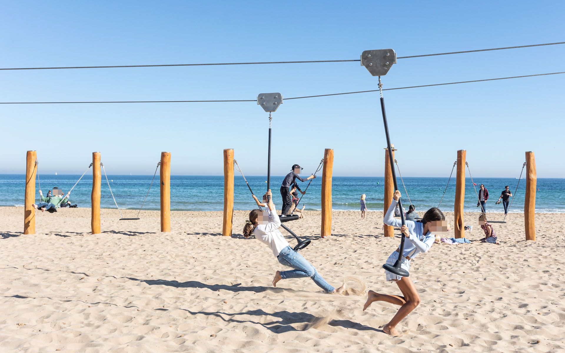 Así son los nuevos juegos infantiles en las playas de Alicante