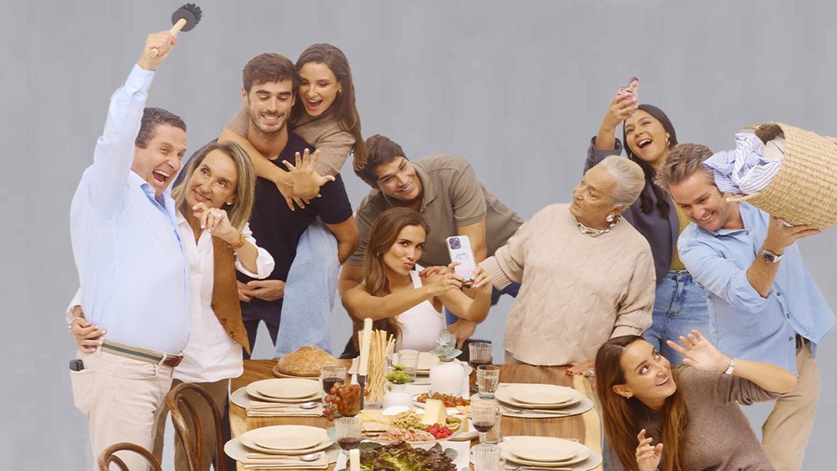 María Pombo, en el centro haciéndose un selfi, rodedada de todo el clan protagonista del documental de Prime Vídeo.