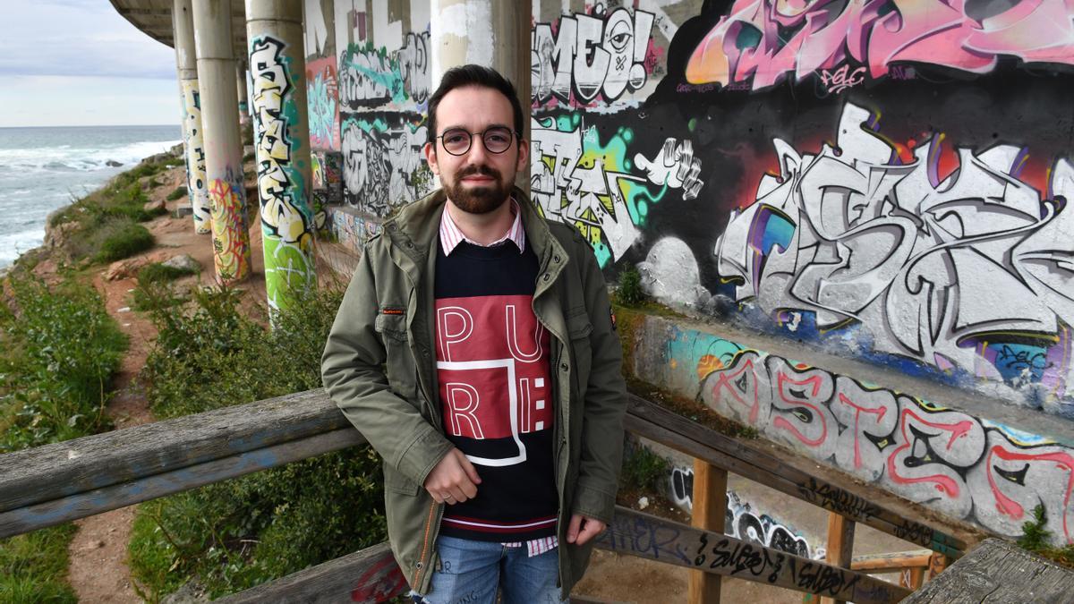 El microbiólogo Dimas Martínez, junto a los grafitis del Paseo Marítimo.