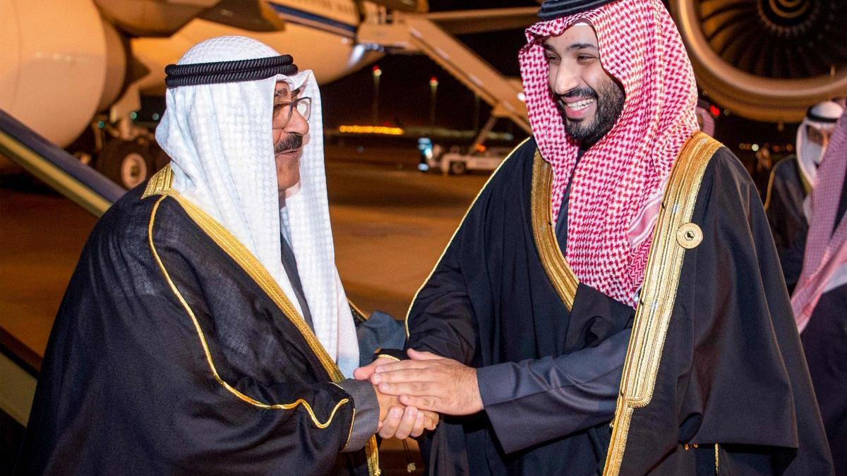 El príncipe heredero de Kuwait, Meshal al Ahmed al Jaber al Salah, y el de Arabia Saudí, Mohámed bin Salmán.