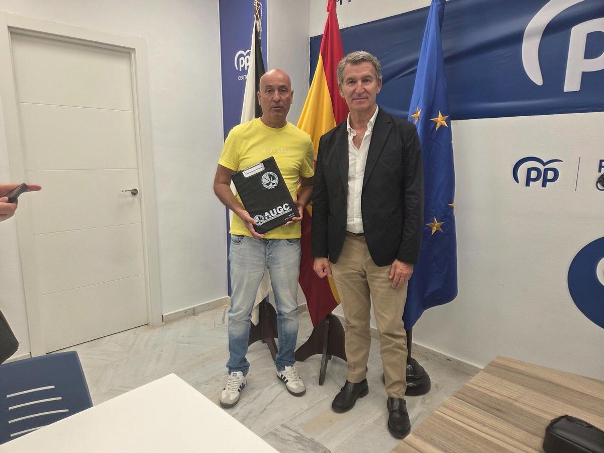 El delegado de la AUGC en Ceuta, Rachid Sbihi, posa con Alberto Núñez Feijóo