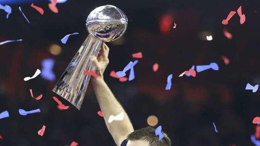 Brady, con el trofeo Vince Lombardi. // Adrees Latif