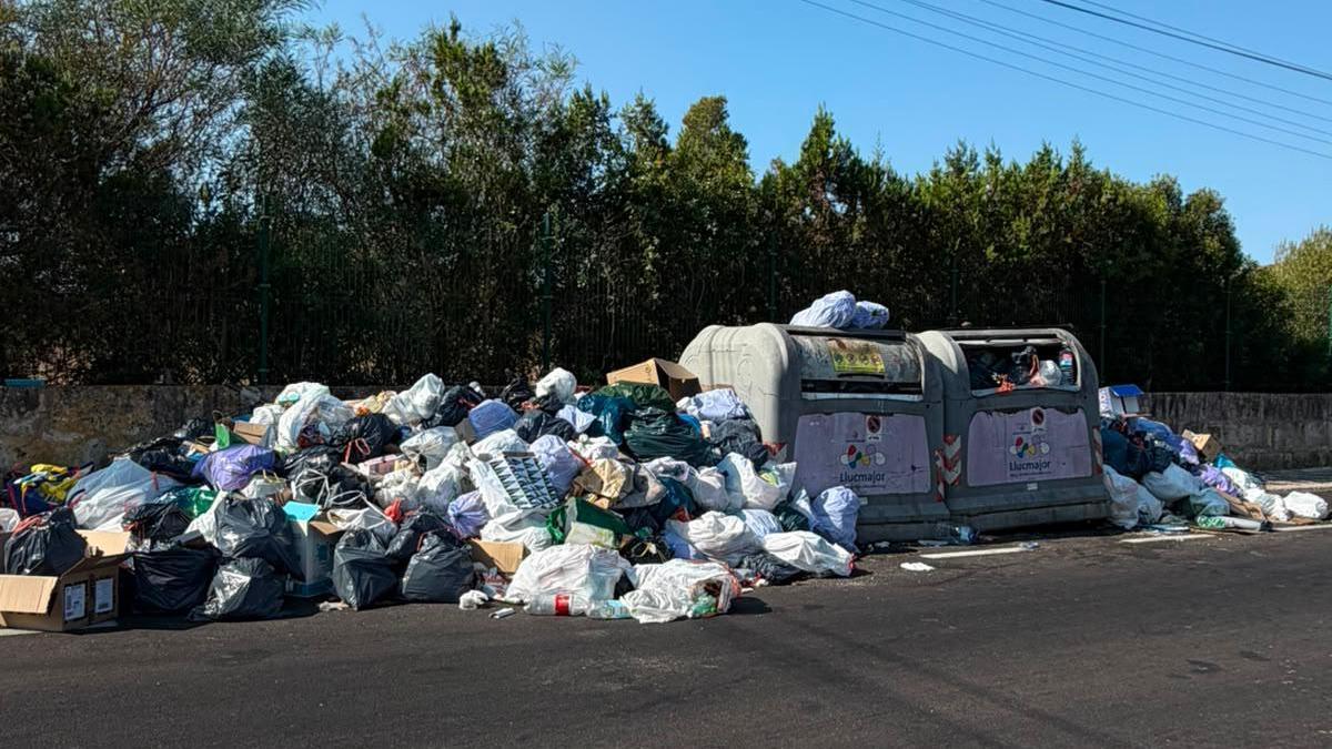 Acumulaciones de basura en el municipio de Llucmajor.