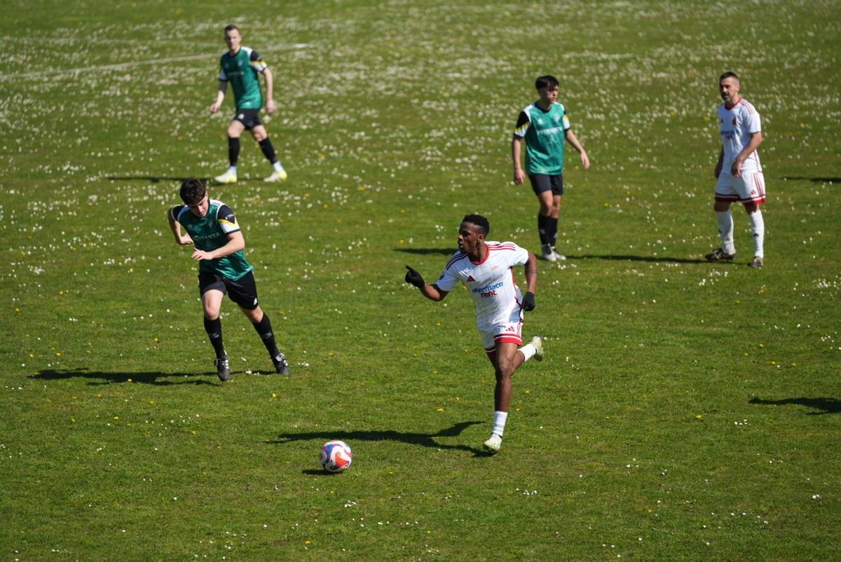 Samuel Chisom conduce el balón, ayer.