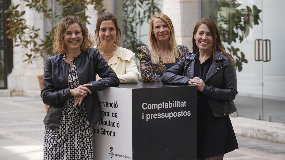 D'esquerra a dreta: Mar Domènech, Mireia Adalid, Núria Josa i Lourdes Garcia, al pati de la Diputació de Girona.