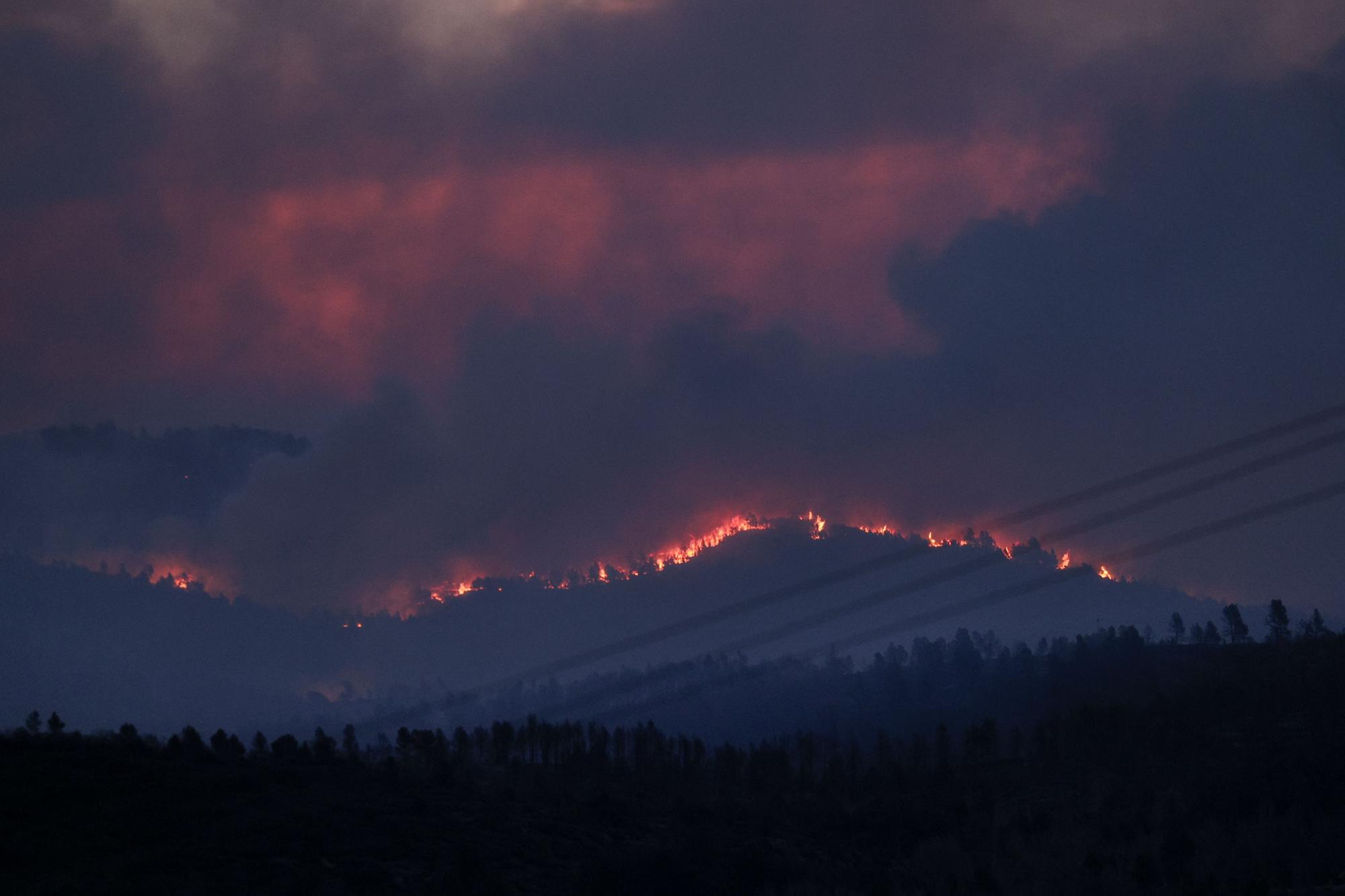 Medios aéreos y terrestres intentar frenar el avance del incendio de Viver