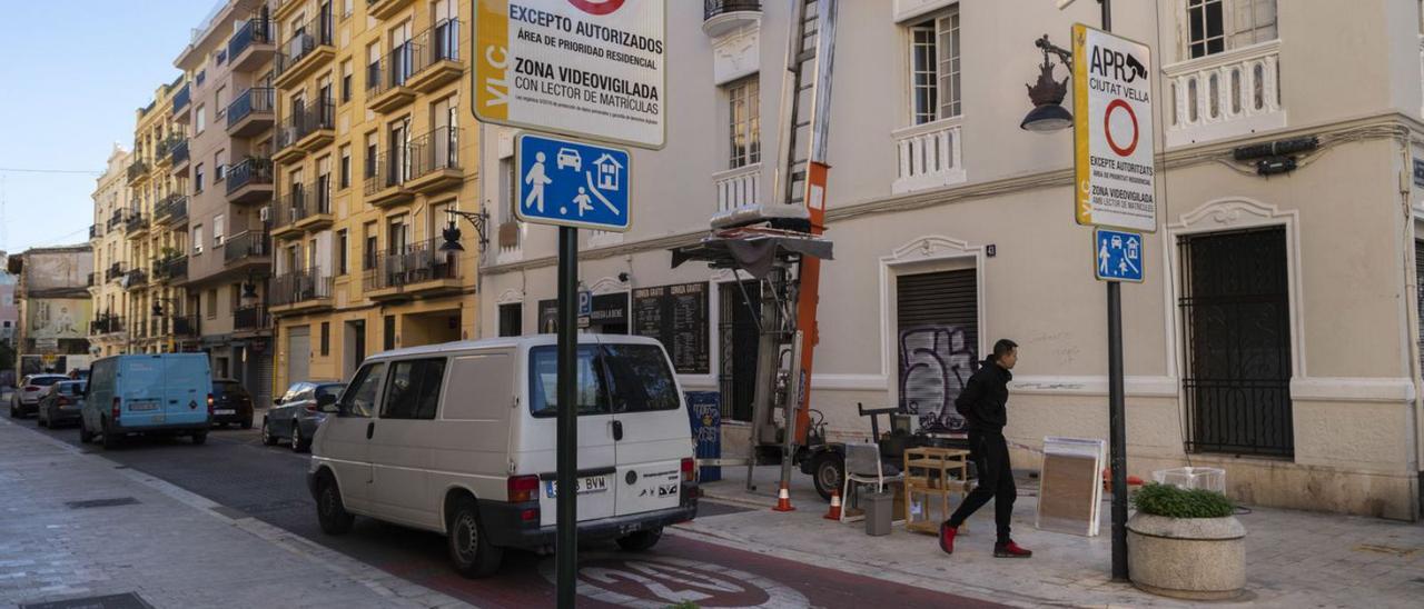 Acceso a la zona donde multan a los vehículos no autorizados, por la calle Corona. | G.CABALLERO