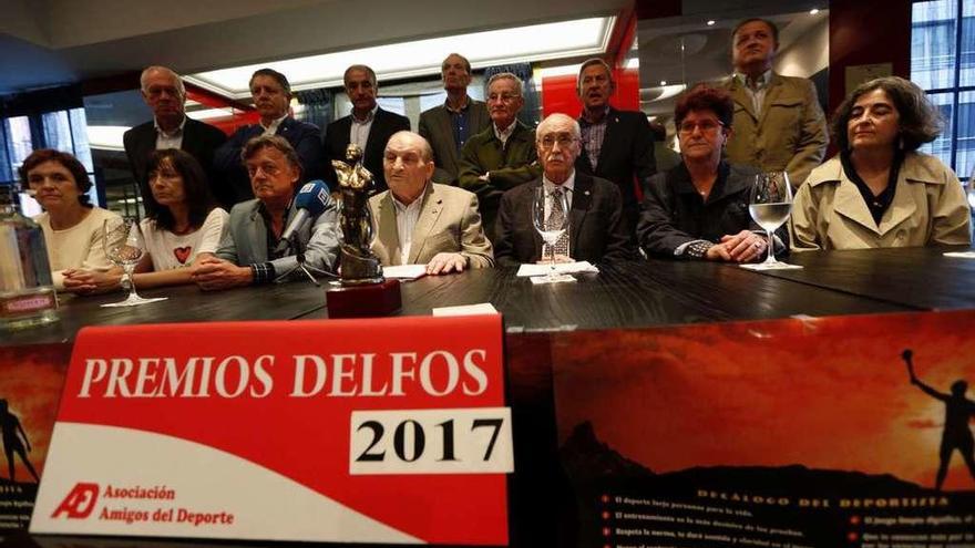 El jurado de los premios &quot;Delfos&quot;, ayer, en la reunión celebrada en Oviedo.