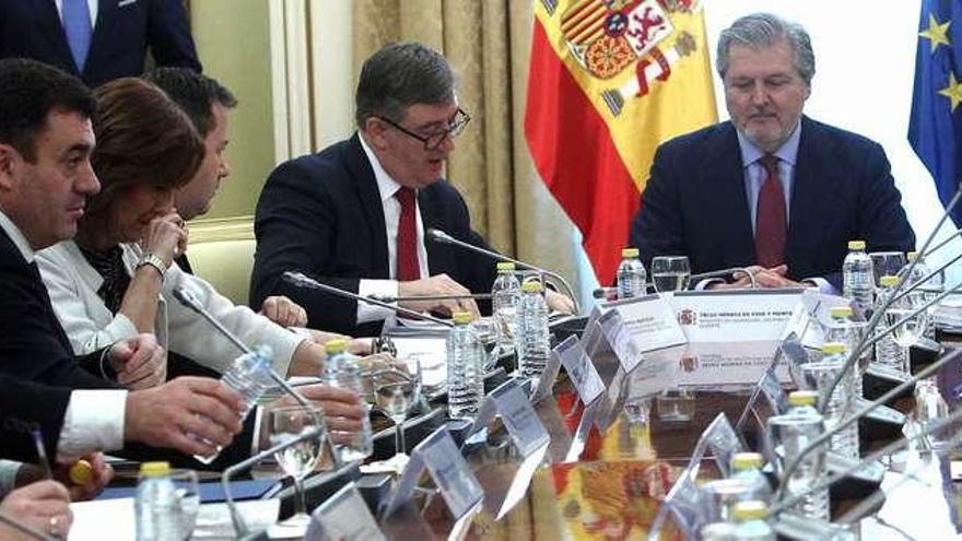 Román Rodríguez (3º por la izda.), en la reunión sectorial de Educación con el ministro Méndez de Vigo presidiendo la mesa. // Efe