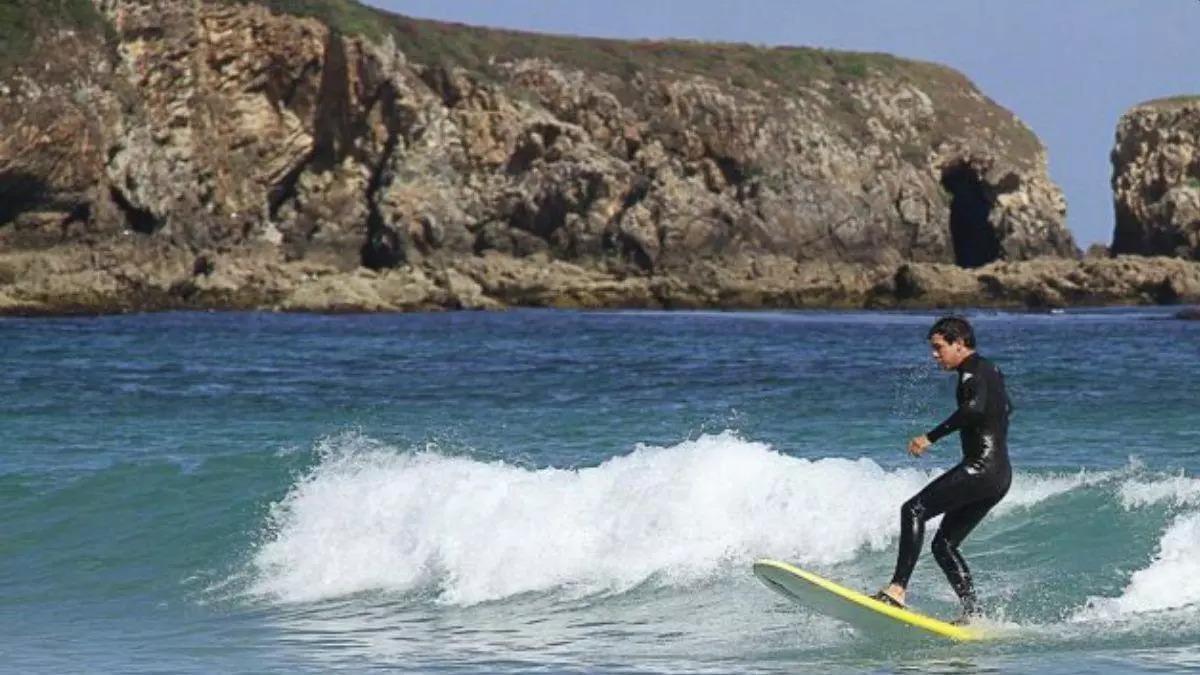 El actor Mario Casas, haciendo surf en Razo