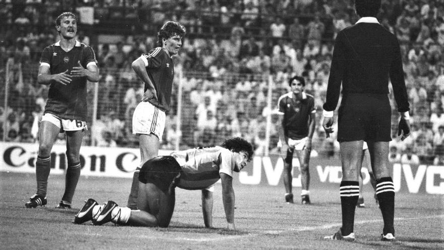 Maradona, en el suelo, durante uno de los partidos que jugó en el Rico Pérez con Argentina.