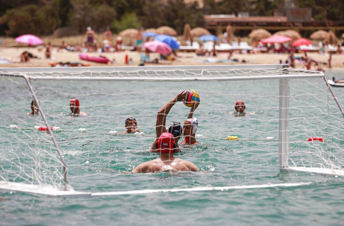 Foto en perspectiva de uno de los duelos del torneo, con la Playa de Port des Torrent detrás. | T.E.