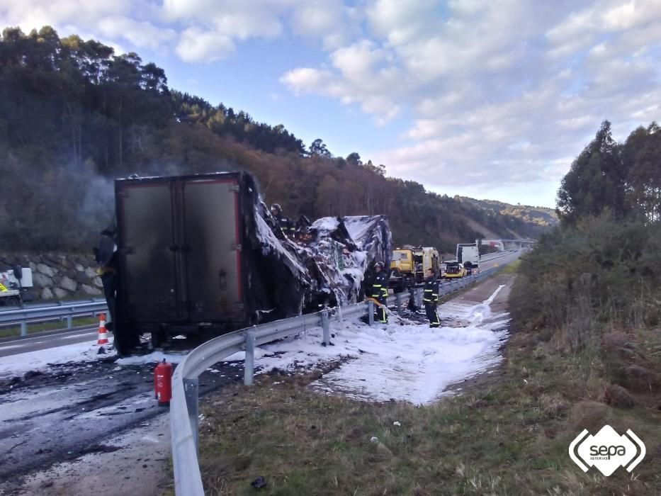 El incendio de un remolque obliga a cortar la Autovía del Cantábrico en Llanes