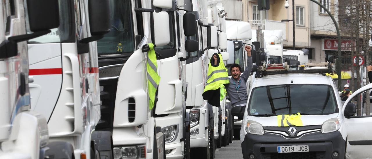 Caravana de camiones protestando en Santiago. // Xoán Álvarez