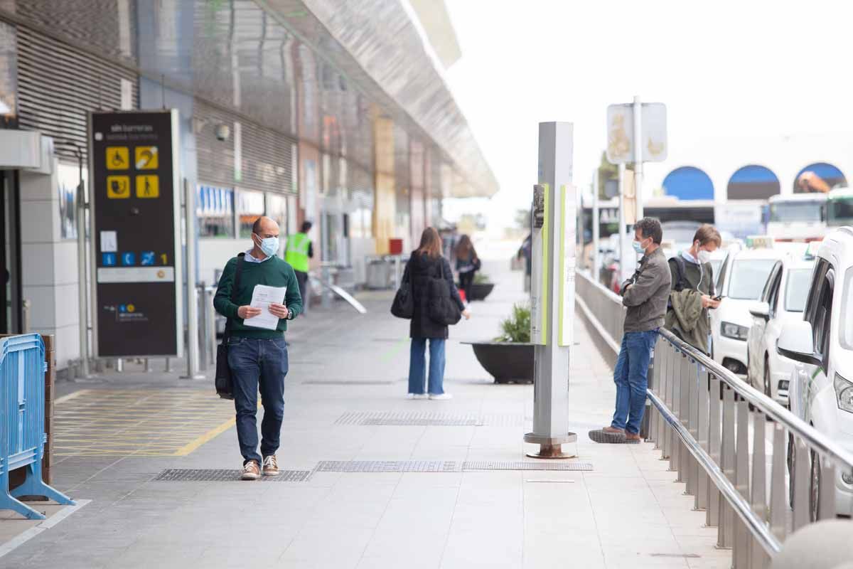 Turistas con cuentagotas en el aeropuerto de Ibiza