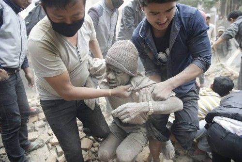 Ciudadanos de Katmandú han logrado rescatar a un hombre cubierto por los escombros