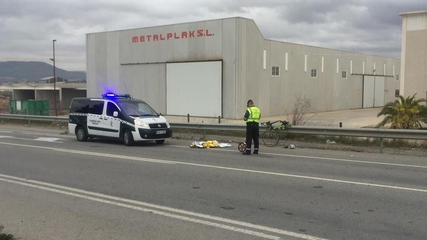 Un Guardia Civil estudia el lugar del suceso