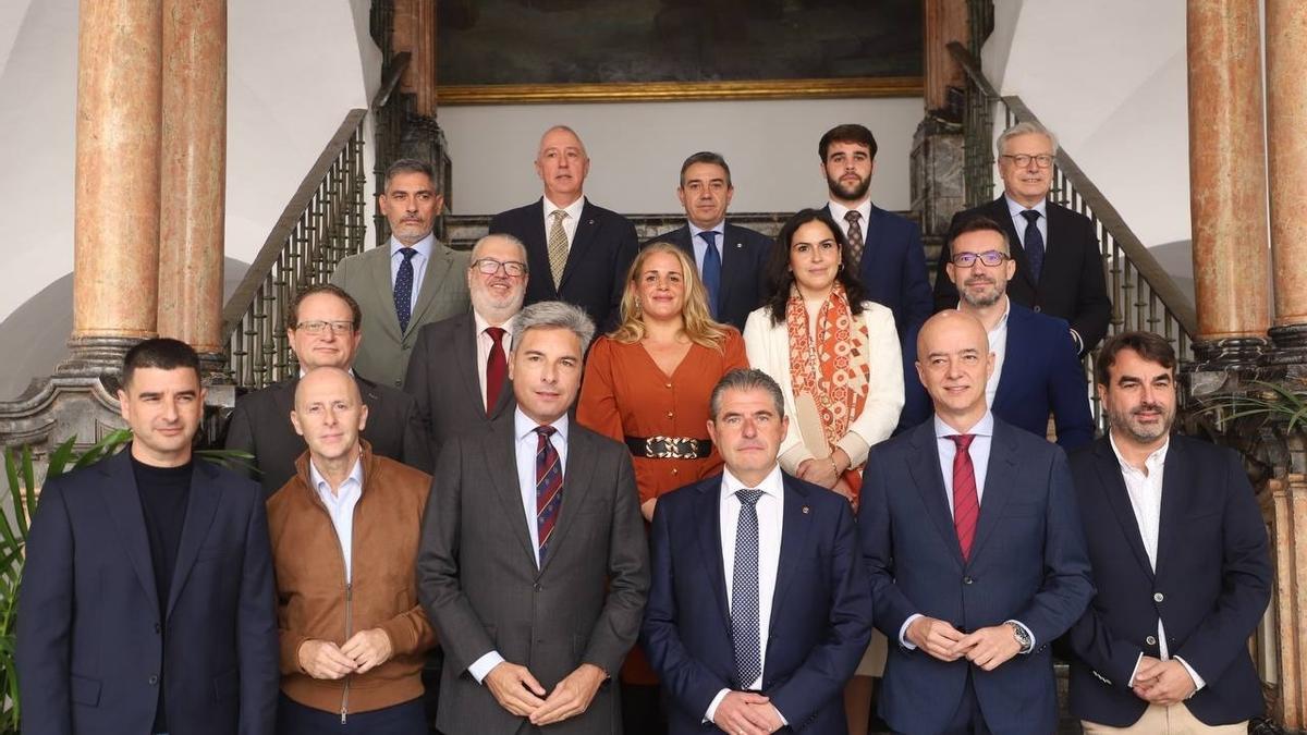 Pregoneros y cartelistas con autoridades y diputados tras el anuncio en la Diputación de Córdoba.