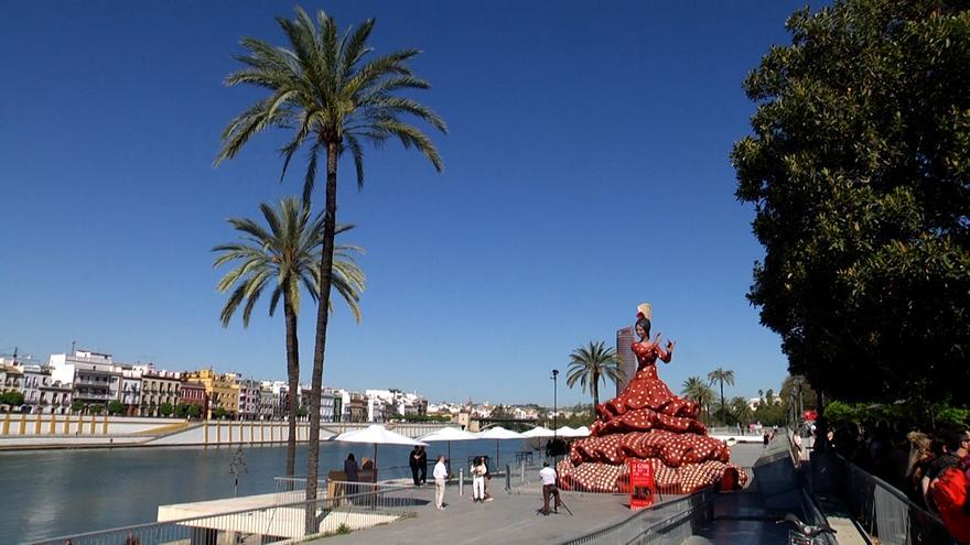 La gitana de Cruzcampo visita Sevilla junto al río para la Feria de Abril