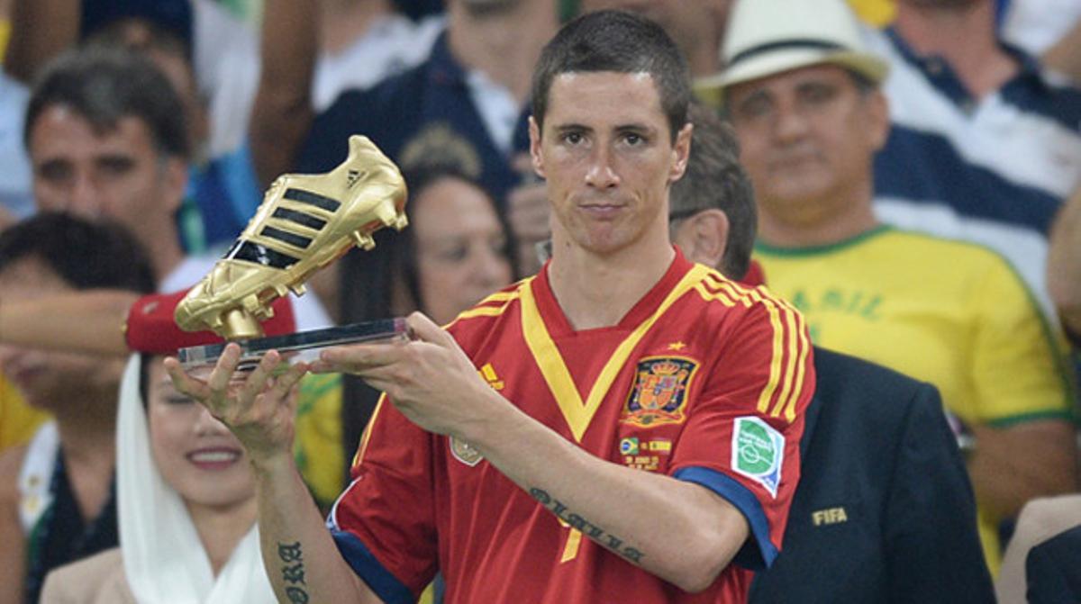 Fernando Torres, amb la Bota d’Or, trofeu que ha rebut com millor golejador de la Copa Confederacions. Fernando Torres, amb la Bota d’Or, trofeu que ha rebut com millor golejador de la Copa Confederacions.