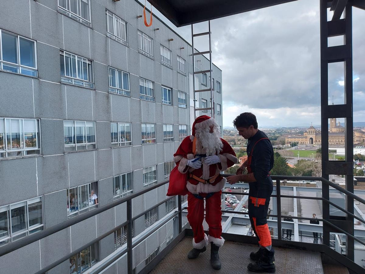 La visita de Papá Noel al Hospital de Cabueñes de Gijón, en imágenes