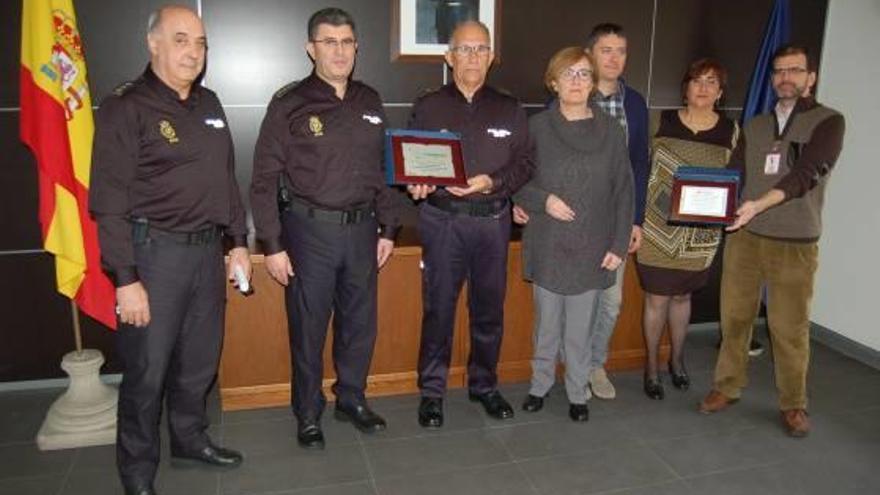 Homenaje de tres institutos a un policía de Alicante