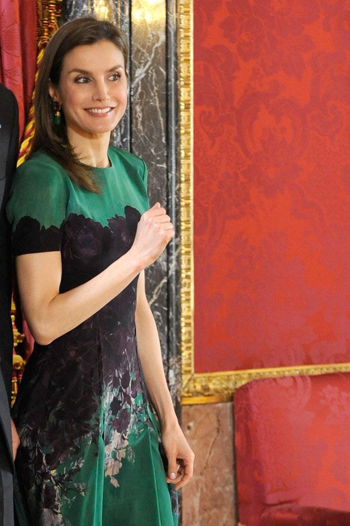 Letizia Ortiz con vestido estampado de Carolina Herrera y pendientes de Bounkit