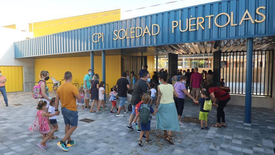 CCOO, CGT, FAPAR y STEA denuncian el cierre de un aula en el Soledad Puértolas