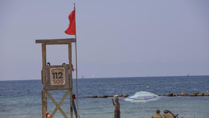 Rote Flagge am Stadtstrand.