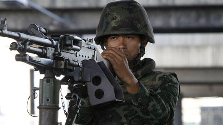 Un militar en el centro de Bangkok.