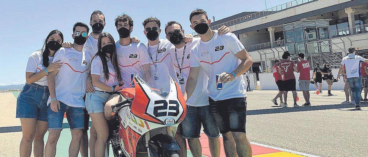 Miembros del UJI Electric Racing Team posan con su moto tras la última edición del MotoStudent de este 2021.