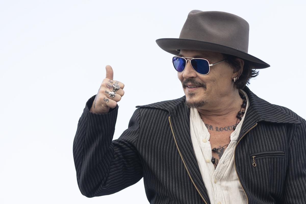 Johnny Depp posa este martes tras presentar su película 'Modi, three days on the wing of madness' en la 72 edición del Festival de Cine de San Sebastián