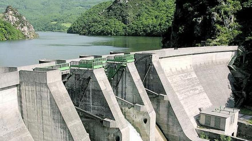 La presa de Rioseco, donde Ceprastur pretende construir una nueva minicentral hidráulica.