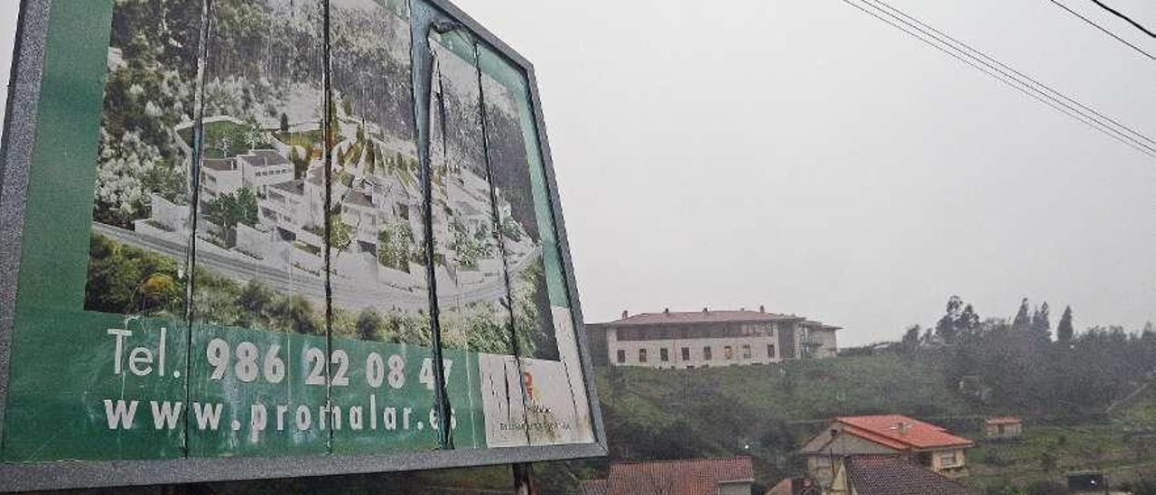 Cartel donde se anunciaba la urbanización de Promalar en Aldán. // Gonzalo Núñez