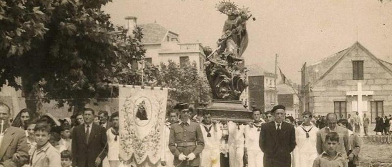 A Virxe do Carme mariñeira de Rivas Rodríguez, en procesión pola ribeira do mar moañés, pouco antes da división parroquial do ano 1964. | ARQUIVO DA A.C. NÓS