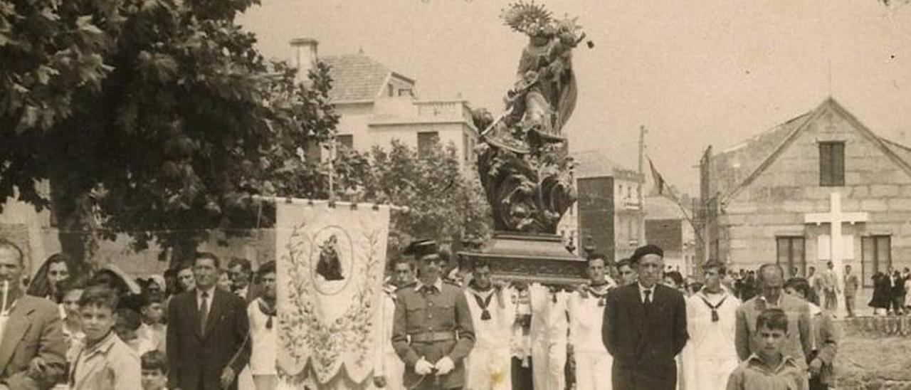 A Virxe do Carme mariñeira de Rivas Rodríguez, en procesión pola ribeira do mar moañés, pouco antes da división parroquial do ano 1964.   |  ARQUIVO DA A.C. NÓS