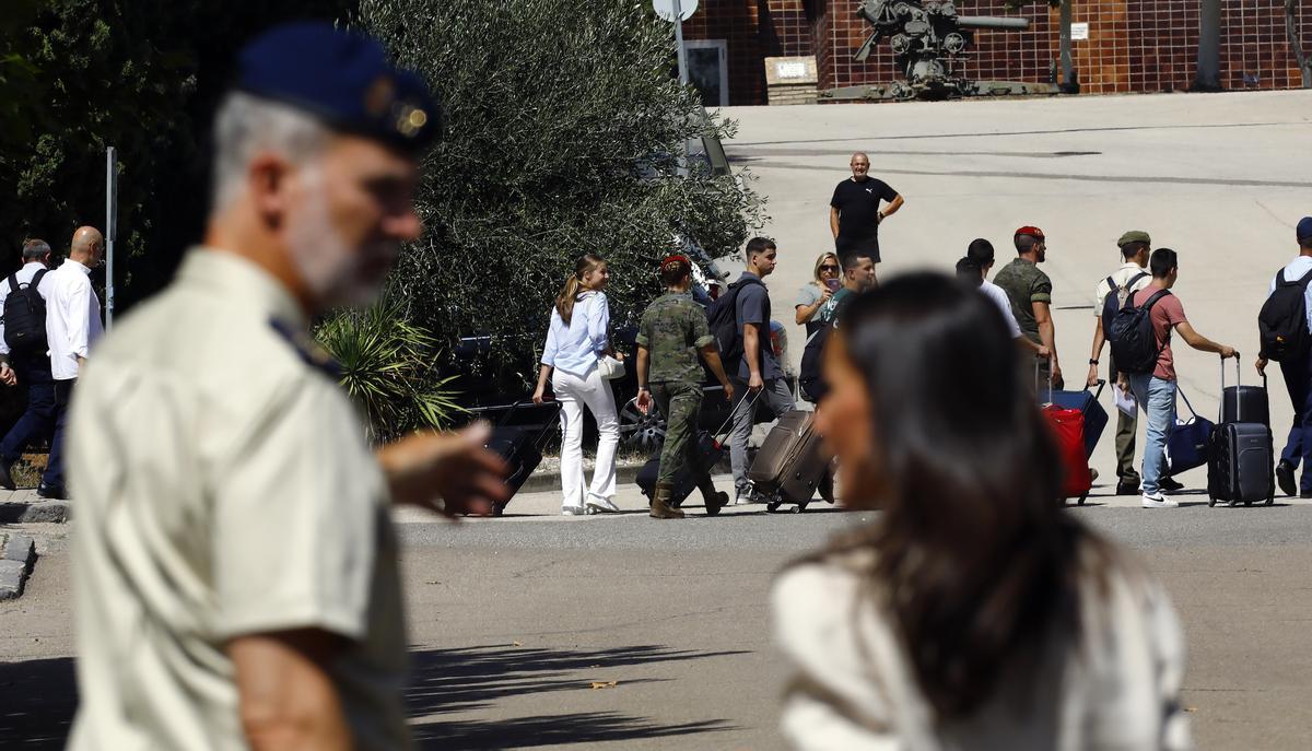 El rey Felipe VI y la reina Letizia siguen atentos el camino de su hija Leonor hacías las instalaciones de la AGM.