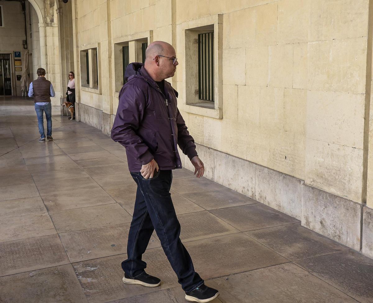 El acusado al llegar a la Audiencia de Alicante.